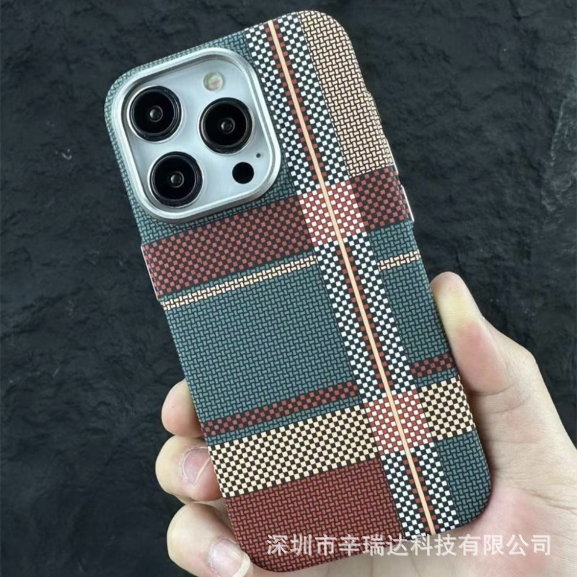 Applicable to iPhone16ProMax mobile phone case magnetic Kevlar carbon fiber Apple 14 all-inclusive protective cover 15